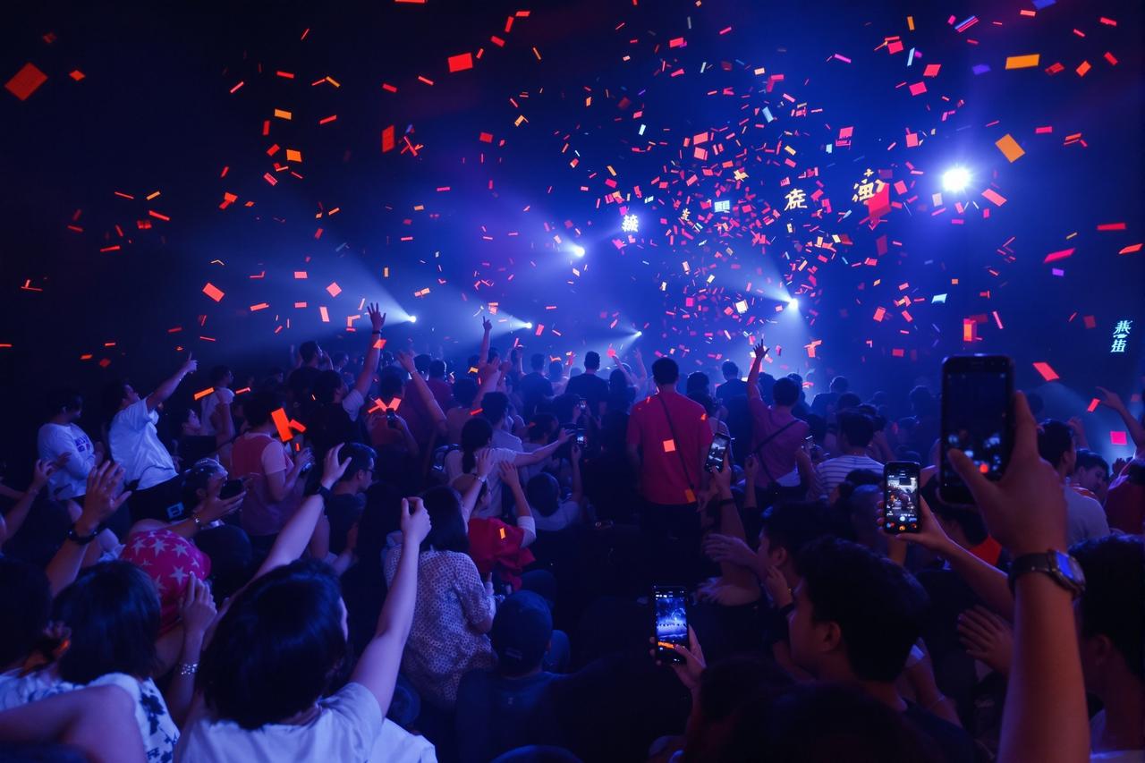 《星河漫漫》全球票房突破30亿，创鲍鱼视频历史新高